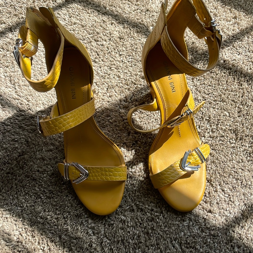 Gianni Bini yellow/mustard heels 8